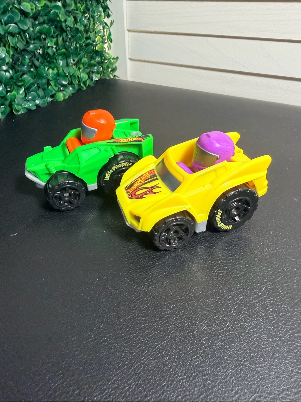 Fisher-Price Little People Hot Wheels Mini Racer Toy Cars with Drivers